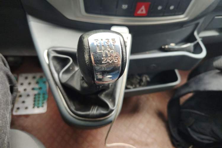 Used Dongfeng Yufeng 2021 2.4T Rear-Drive Logistics Vehicle Short Wheelbase Mid-Roof Design 5–9 Seater China VI Emission Standard Model YCY24140-60 Gear Lever