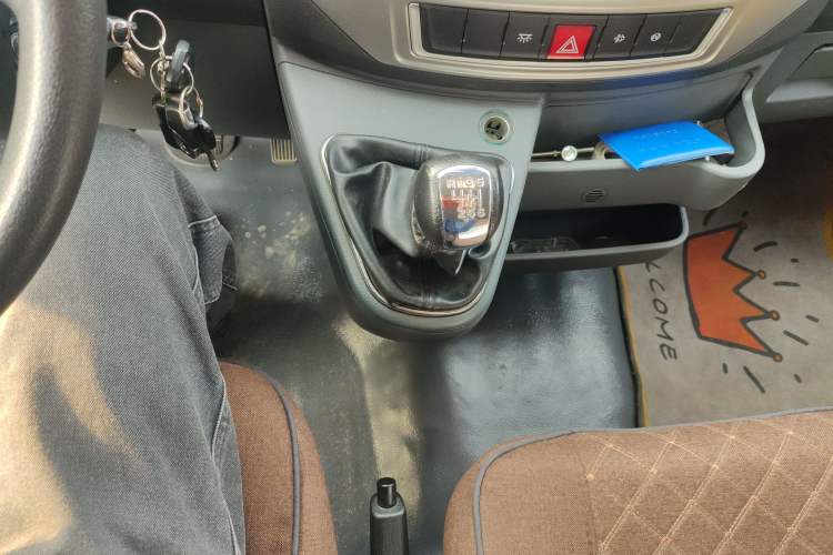Used Dongfeng Yufeng 2021 2.0T Rear-Drive Logistics Vehicle Short Wheelbase Mid-Roof 5-9 Seaters China VI Standard D20 Gear Lever