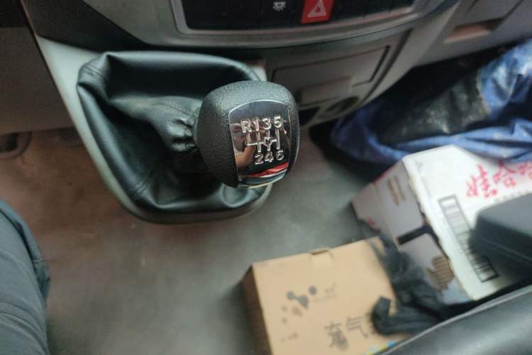 Used Dongfeng Yufeng 2021 2.3T V9 Logistics Vehicle Short Wheelbase Low Roof 5-9 Seater China V Emission Standard WP2.3 Gear Lever