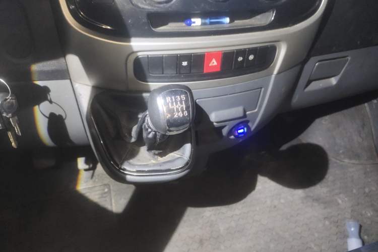 Used Dongfeng Yufeng 2021 2.3T Power King Front-Drive Van Long Wheelbase Mid-Roof 3-Seater China VI Standard M9T Gear Lever