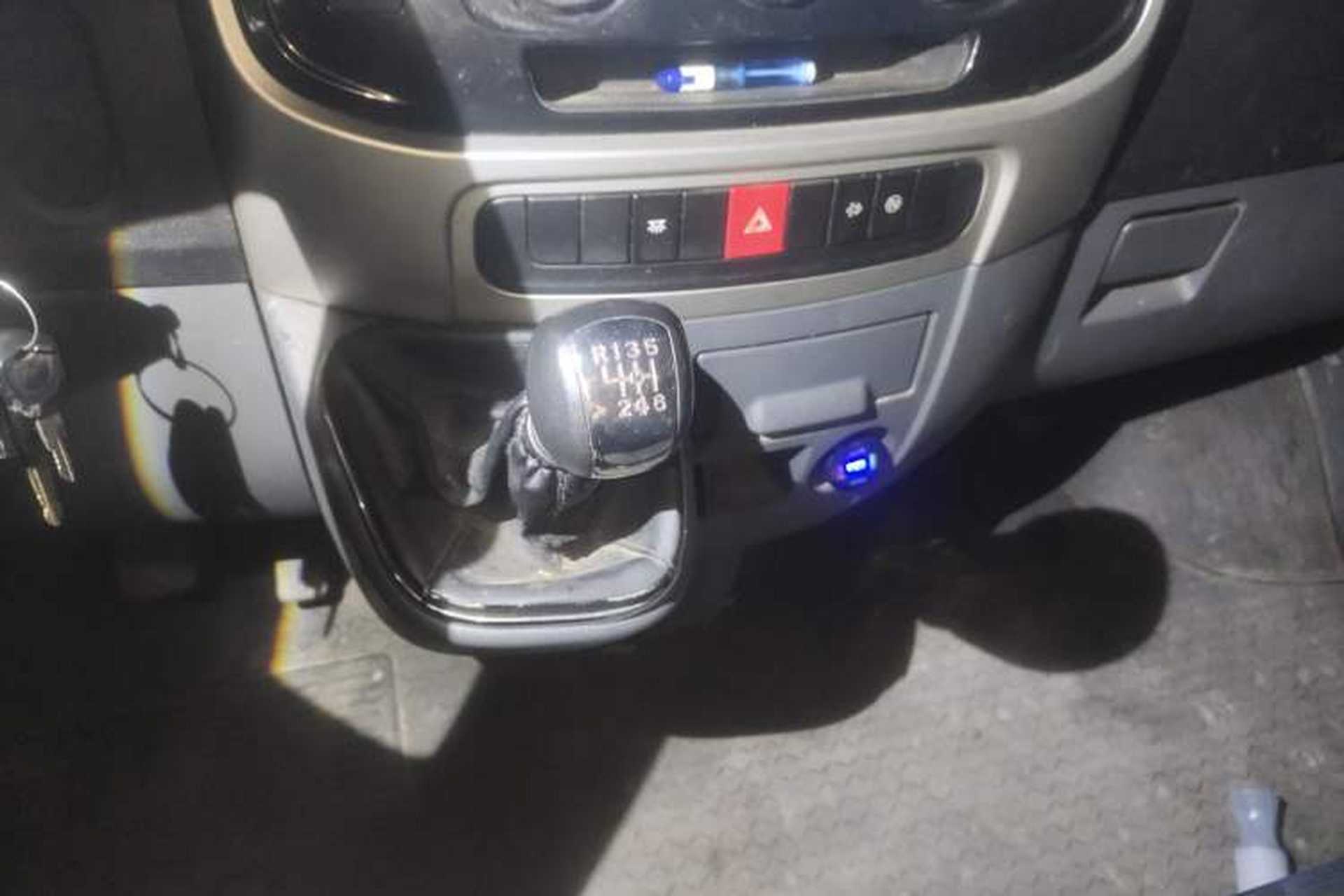 Used Dongfeng Yufeng 2021 2.3T Power King Front-Drive Van Long Wheelbase Mid-Roof 3-Seater China VI Standard M9T Gear Lever