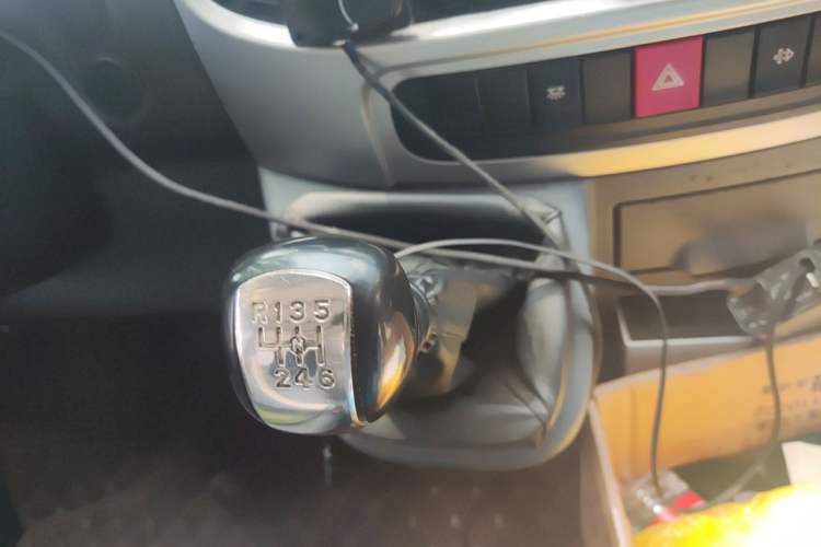 Used Dongfeng Yufeng 2021 2.0T Value-Added Logistics Vehicle Long Wheelbase Mid-Roof Design 6–9 Seats China VI Standard D20 Gear Lever