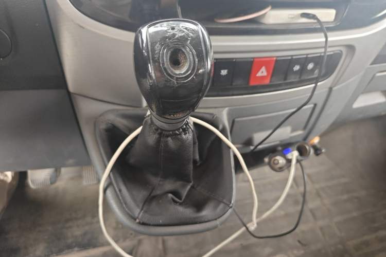 Used Dongfeng Yufeng 2021 2.3T Power King Front-Drive Logistics Van Long Wheelbase Mid-Roof 6–9 Seats China VI Standard M9T Gear Lever