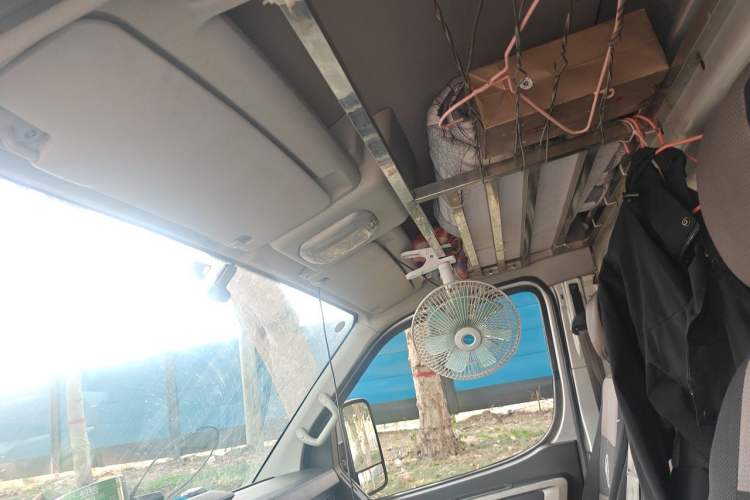 Used Dongfeng Yufeng 2021 2.0T Value Edition Van Long Wheelbase Mid-Roof 3-Seater China VI Standard D20 Headliner