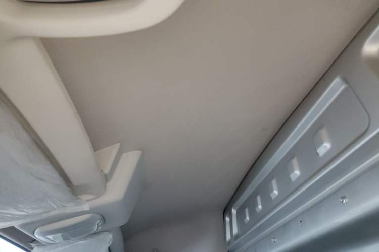Used Dongfeng Yufeng 2021 2.3T Power King Front-Drive Van Long Wheelbase Mid-Roof 3-Seater China VI Standard M9T Headliner