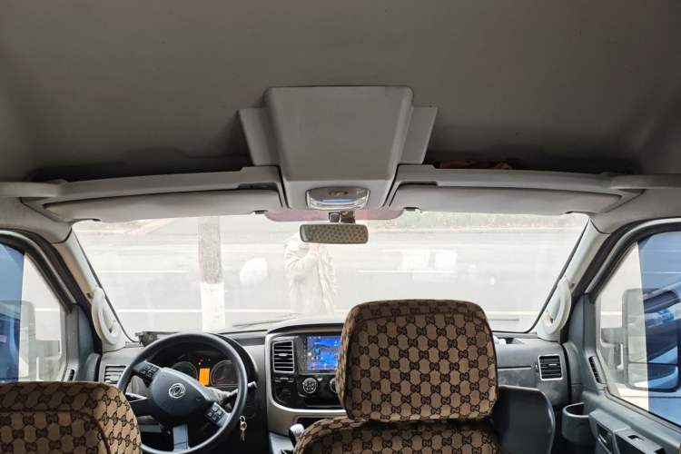 Used Dongfeng Yufeng 2021 2.3T Power King Rear-Drive Logistics Vehicle Long Wheelbase High Roof Dual Rear Tires 6–9 Seats China VI Standard M9T Headliner