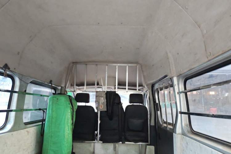 Used Dongfeng Yufeng 2021 2.0T Power King Front-Drive Logistics Vehicle Long Wheelbase High Roof 6-9 Seats China VI ZD20 Headliner