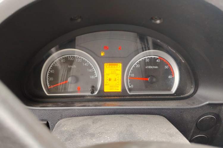 Used Dongfeng Yufeng 2021 2.4T Rear-Drive Logistics Vehicle Short Wheelbase Mid-Roof Design 5–9 Seater China VI Emission Standard Model YCY24140-60 Instrument Cluster