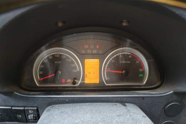 Used Dongfeng Yufeng 2021 2.0T Power King Front-Drive Logistics Vehicle Long Wheelbase Mid-Roof Design 6–9 Seats China VI Emission Standard ZD20 Instrument Cluster