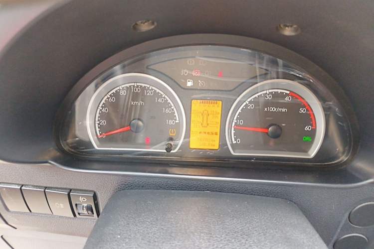 Used Dongfeng Yufeng 2021 2.3T Front-Drive Logistics Vehicle Short Wheelbase Mid-Roof 5-9 Seater China VI Standard M9T Instrument Cluster