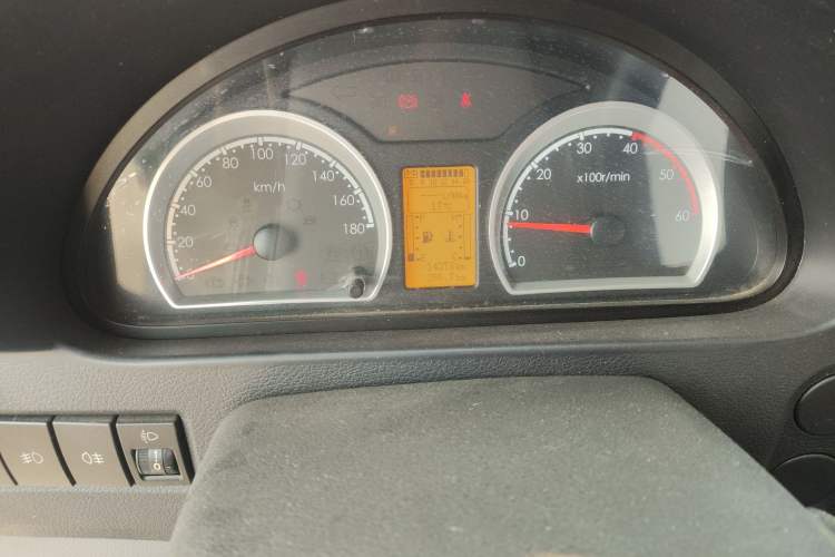 Used Dongfeng Yufeng 2021 2.0T Rear-Drive Logistics Vehicle Short Wheelbase Mid-Roof 5-9 Seaters China VI Standard D20 Instrument Cluster