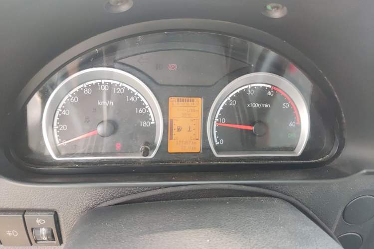 Used Dongfeng Yufeng 2021 2.0T Value-Added Logistics Vehicle Long Wheelbase Mid-Roof Design 6–9 Seats China VI Standard D20 Instrument Cluster