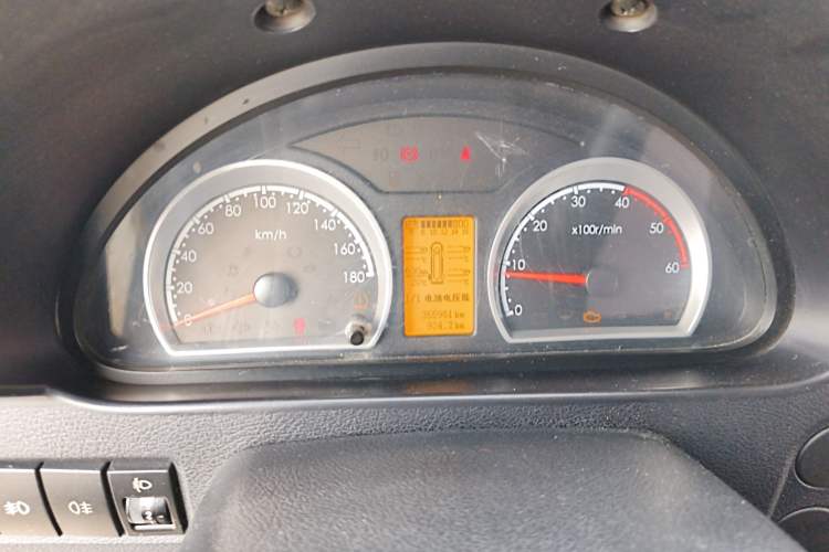 Used Dongfeng Yufeng 2021 2.4T Rear-Drive Logistics Vehicle Long Wheelbase High Roof Dual Rear Tires 6–9 Seats China VI Emission Standard YCY24140-60 Instrument Cluster