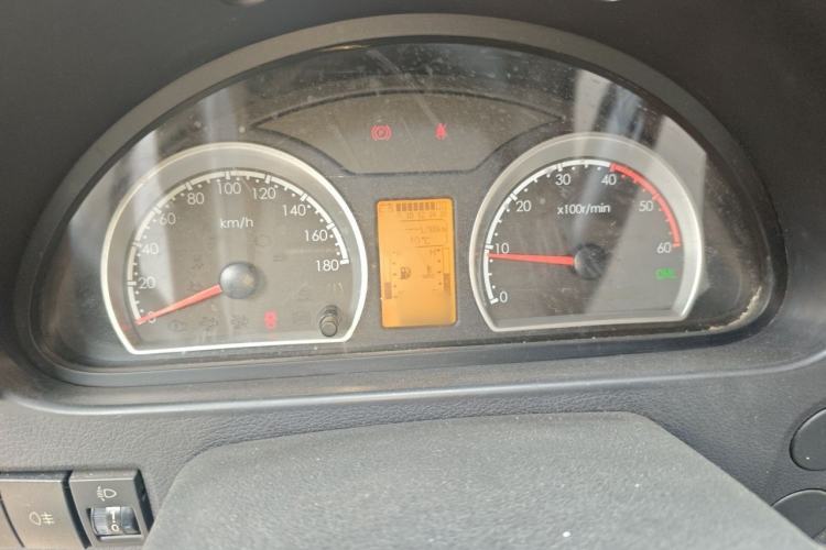 Used Dongfeng Yufeng 2021 2.3T Power King Front-Drive Logistics Vehicle Short Wheelbase Mid-Roof Design 5-9 Seater China VI Emission Standard M9T Instrument Cluster