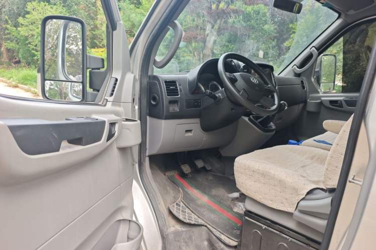 Used Dongfeng Yufeng 2021 2.3T Power King Front-Drive Logistics Vehicle Short Wheelbase Mid-Roof Design 5-9 Seater China VI Emission Standard M9T Interior 3