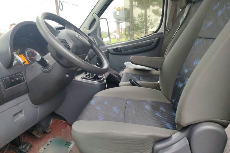 Used Dongfeng Yufeng 2021 2.4T Rear-Drive Logistics Vehicle Short Wheelbase Mid-Roof Design 5–9 Seater China VI Emission Standard Model YCY24140-60 Left Front Seat