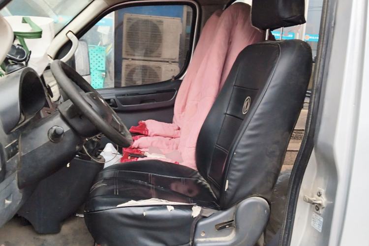 Used Dongfeng Yufeng 2021 2.0T Rear-Drive Logistics Vehicle Short Wheelbase Mid-Roof 5-9 Seaters China VI Standard D20 Left Front Seat