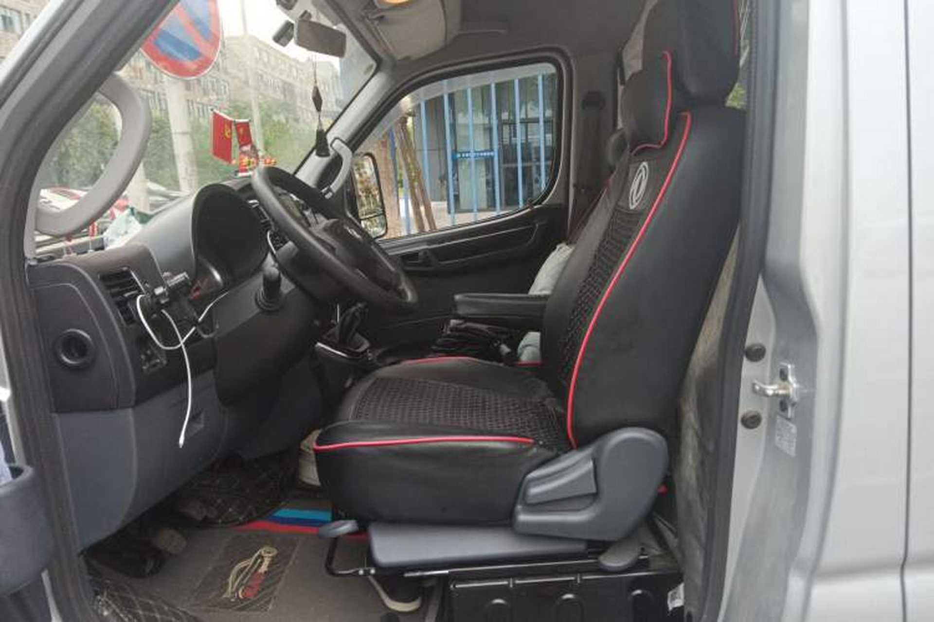 Used Dongfeng Yufeng 2021 2.0T Power King Front-Drive Logistics Vehicle Long Wheelbase Mid-Roof Design 6–9 Seats China VI Emission Standard ZD20 Left Front Seat