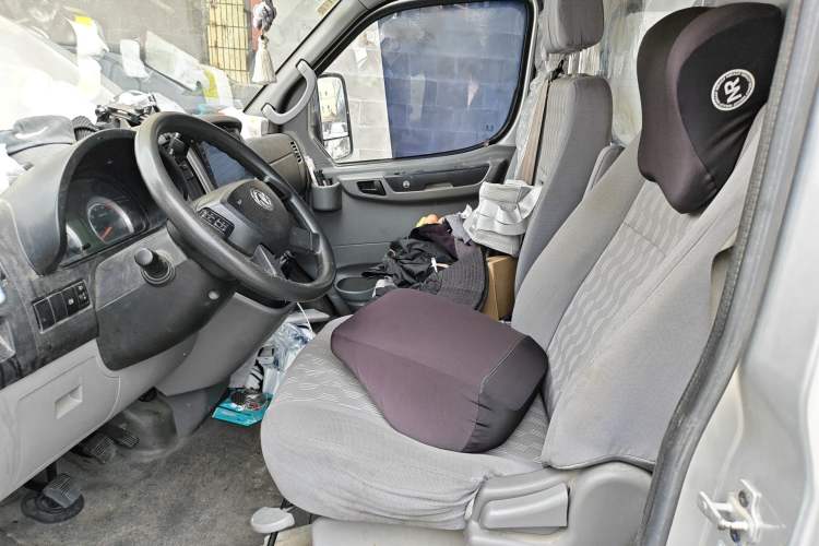 Used Dongfeng Yufeng 2021 2.3T V9 Logistics Vehicle Short Wheelbase Mid-Roof Design 5-9 Seater China V Emission Standard WP2.3 Left Front Seat
