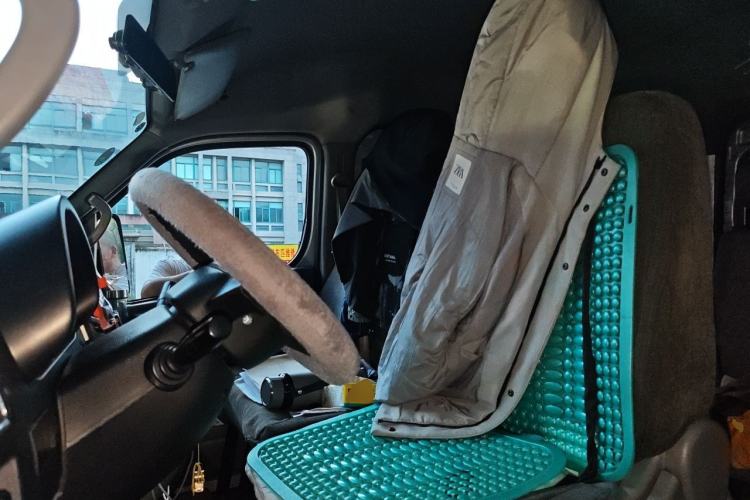 Used Dongfeng Yufeng 2021 2.5T V9 Value-Added Logistics Vehicle Short Wheelbase Mid-Roof Design 5-9 Seater China V Emission Standard ZD25 Left Front Seat