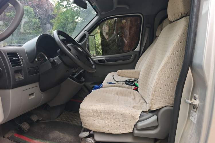 Used Dongfeng Yufeng 2021 2.3T Power King Front-Drive Logistics Vehicle Short Wheelbase Mid-Roof Design 5-9 Seater China VI Emission Standard M9T Left Front Seat