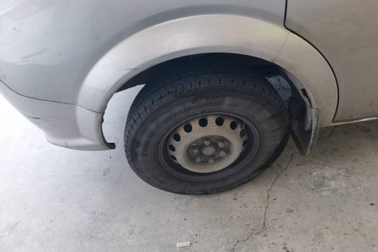 Used Dongfeng Yufeng  Left Front Wheel Hub