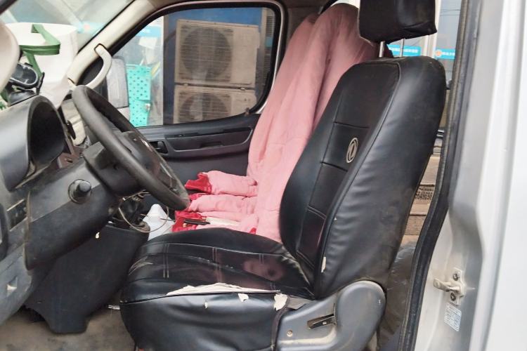 Used Dongfeng Yufeng 2021 2.0T Rear-Drive Logistics Vehicle Short Wheelbase Mid-Roof 5-9 Seaters China VI Standard D20 Left Rear Seat