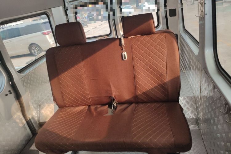 Used Dongfeng Yufeng 2021 2.0T Rear-Drive Logistics Vehicle Short Wheelbase Mid-Roof 5-9 Seaters China VI Standard D20 Left Rear Seat