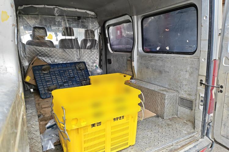 Used Dongfeng Yufeng 2021 2.3T V9 Logistics Vehicle Short Wheelbase Mid-Roof Design 5-9 Seater China V Emission Standard WP2.3 Left Rear Seat
