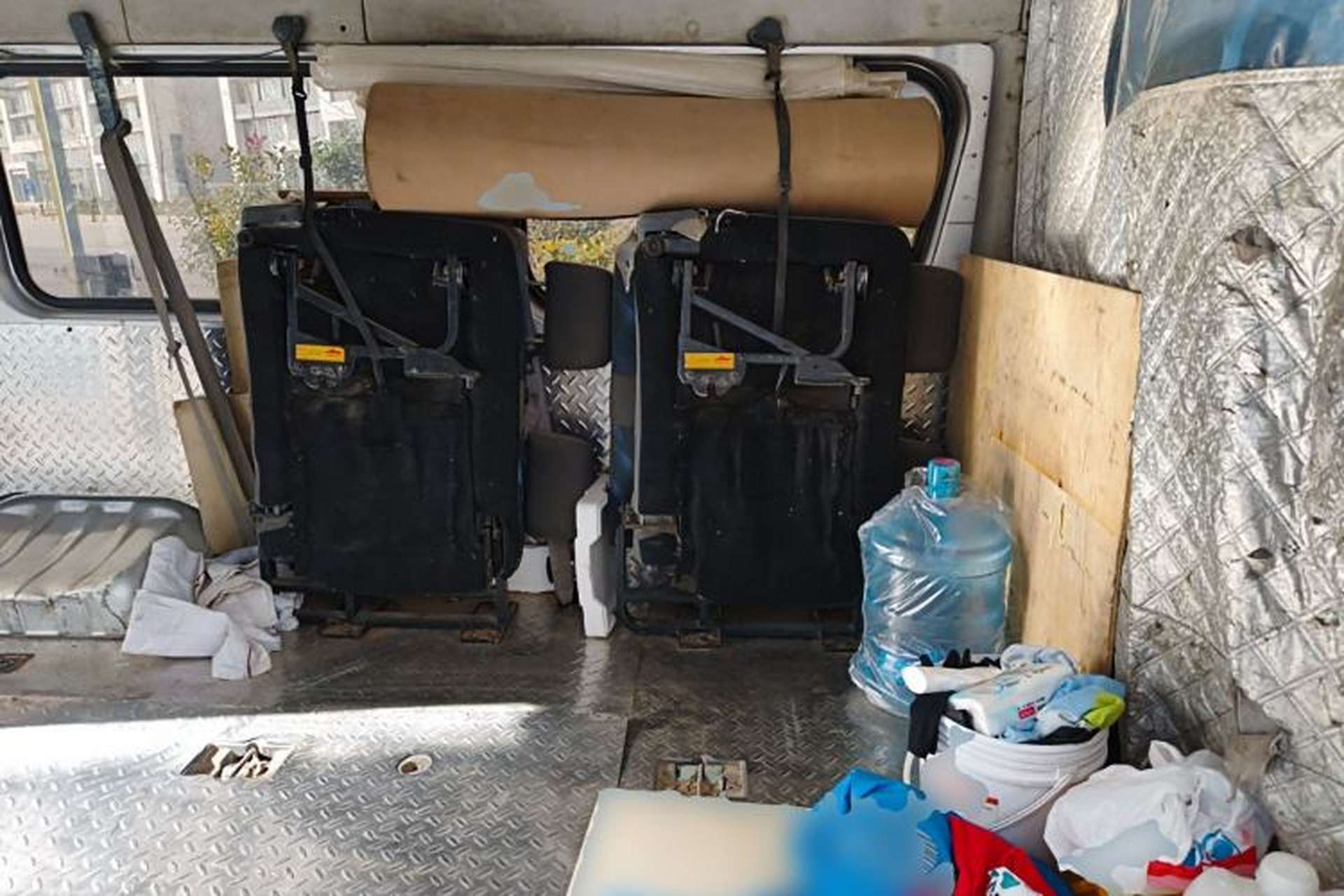 Used Dongfeng Yufeng 2021 2.4T Rear-Drive Logistics Vehicle Long Wheelbase High Roof Dual Rear Tires 6–9 Seats China VI Emission Standard YCY24140-60 Left Rear Seat