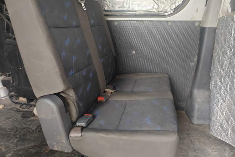 Used Dongfeng Yufeng 2021 2.3T Power King Front-Drive Logistics Van Long Wheelbase Mid-Roof 6–9 Seats China VI Standard M9T Left Rear Seat