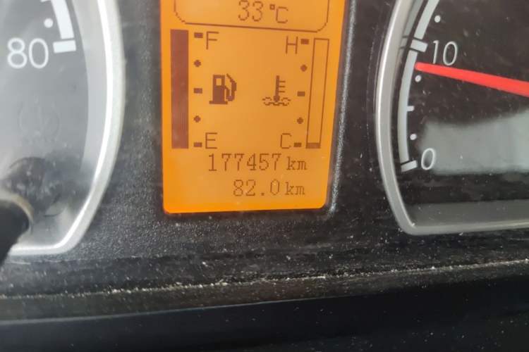 Used Dongfeng Yufeng 2021 2.0T Value-Added Logistics Vehicle Long Wheelbase Mid-Roof Design 6–9 Seats China VI Standard D20 Odometer Close Up