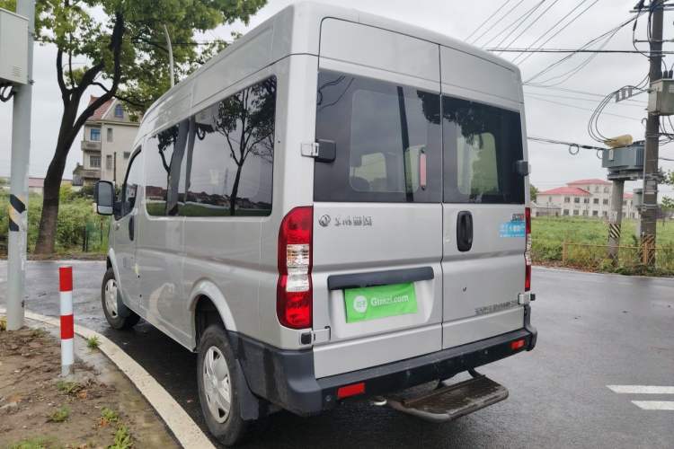 Used Dongfeng Yufeng 2021 2.4T Rear-Drive Logistics Vehicle Short Wheelbase Mid-Roof Design 5–9 Seater China VI Emission Standard Model YCY24140-60 Rear Left 45 Deg
