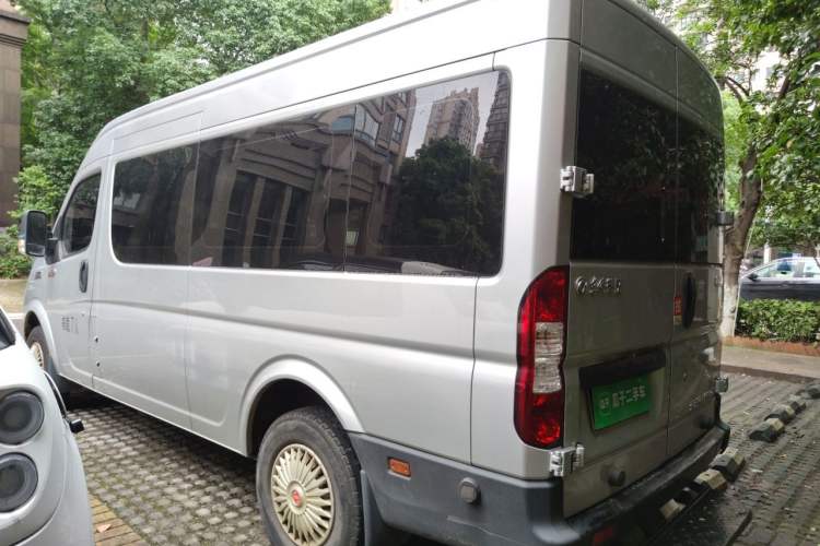 Used Dongfeng Yufeng 2021 2.0T Power King Front-Drive Logistics Vehicle Long Wheelbase Mid-Roof Design 6–9 Seats China VI Emission Standard ZD20 Rear Left 45 Deg