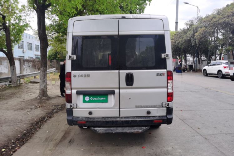 Used Dongfeng Yufeng 2021 2.0T Power King Front-Drive Logistics Vehicle Long Wheelbase Mid-Roof Design 6–9 Seats China VI Emission Standard ZD20 Rear