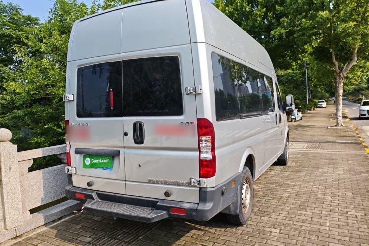 Used Dongfeng Yufeng 2021 2.0T Power King Front-Drive Logistics Vehicle Long Wheelbase High Roof 6-9 Seats China VI ZD20 Rear Right 45 Deg