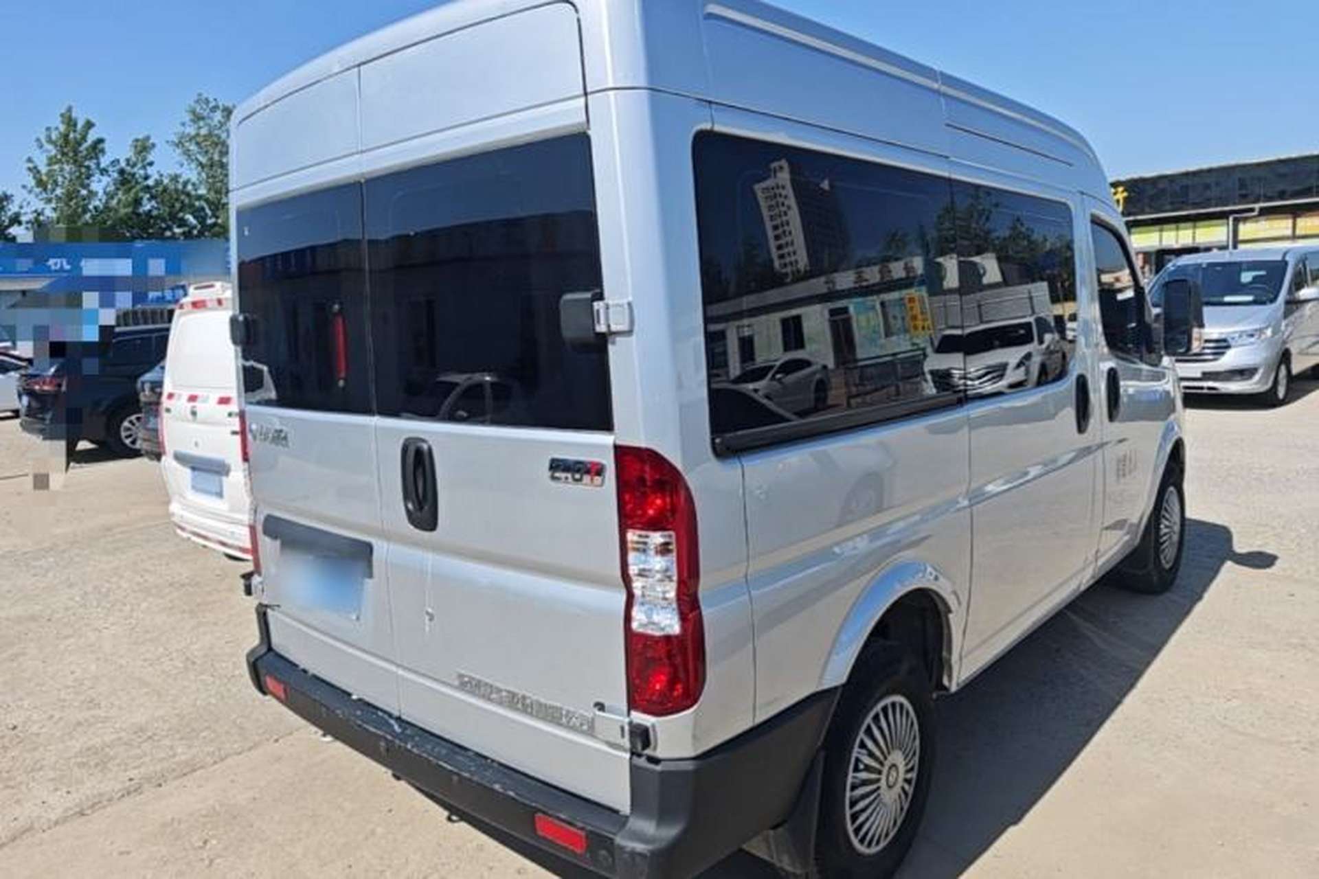 Used Dongfeng Yufeng 2021 2.0T Rear-Drive Logistics Vehicle Short Wheelbase Mid-Roof 5-9 Seaters China VI Standard D20 Rear Right 45 Deg