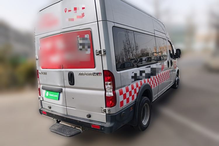 Used Dongfeng Yufeng 2021 2.4T Rear-Drive Logistics Vehicle Long Wheelbase High Roof Dual Rear Tires 6–9 Seats China VI Emission Standard YCY24140-60 Rear Right 45 Deg