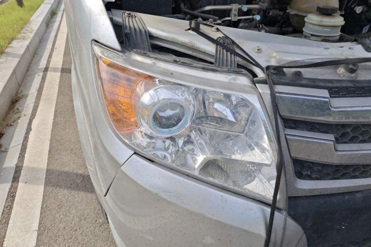 Used Dongfeng Yufeng 2021 2.3T Power King Front-Drive Van Short Wheelbase Mid-Roof 3-Seater China VI Standard M9T Right Front Headlight