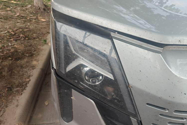 Used Dongfeng Yufeng 2021 2.0T Value Edition Van Long Wheelbase Mid-Roof 3-Seater China VI Standard D20 Right Front Headlight