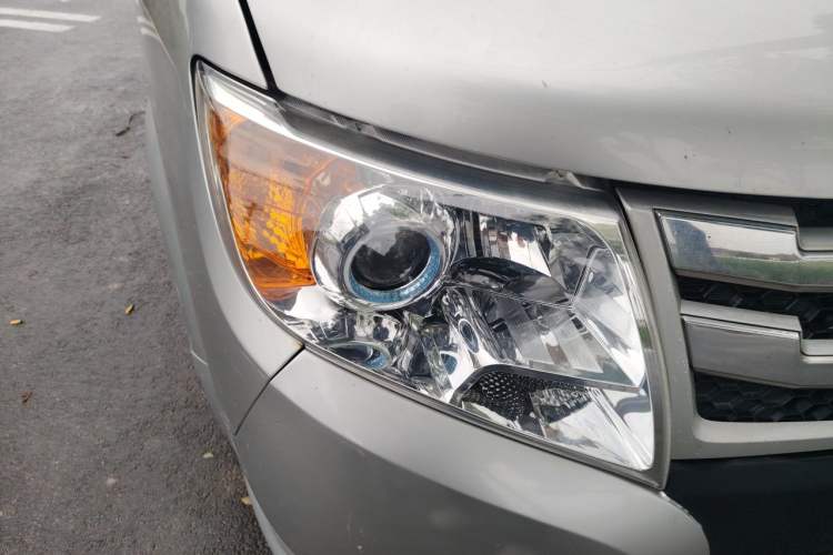 Used Dongfeng Yufeng 2021 2.4T Rear-Drive Logistics Vehicle Short Wheelbase Mid-Roof Design 5–9 Seater China VI Emission Standard Model YCY24140-60 Right Front Headlight