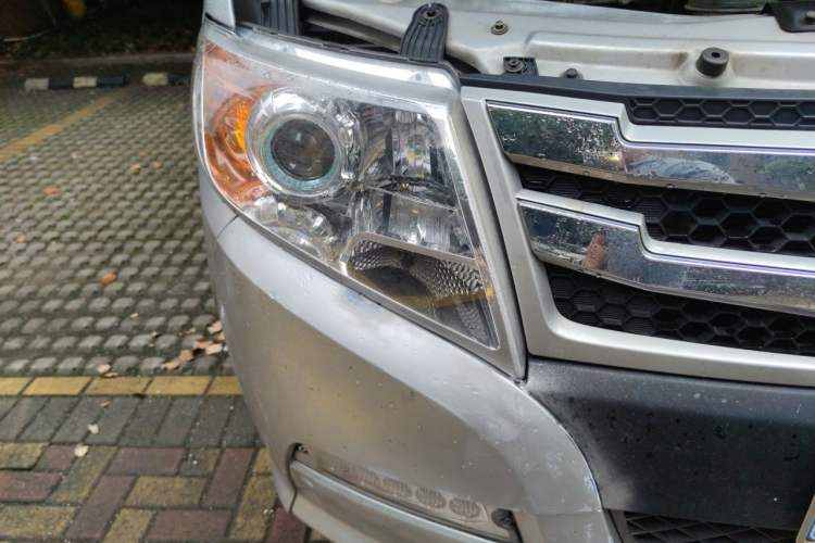 Used Dongfeng Yufeng 2021 2.0T Power King Front-Drive Logistics Vehicle Long Wheelbase Mid-Roof Design 6–9 Seats China VI Emission Standard ZD20 Right Front Headlight