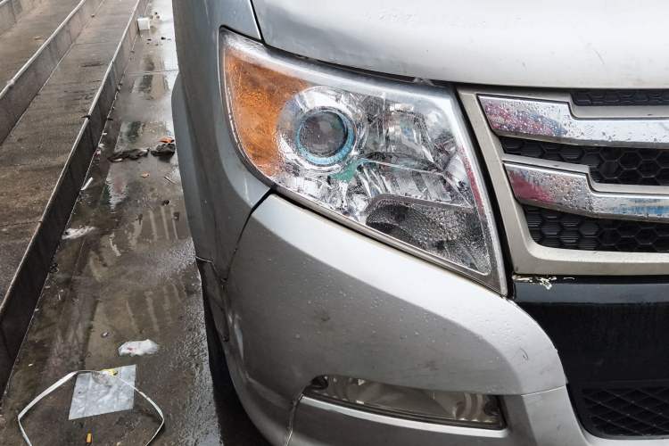 Used Dongfeng Yufeng 2021 2.0T Rear-Drive Logistics Vehicle Short Wheelbase Mid-Roof 5-9 Seaters China VI Standard D20 Right Front Headlight