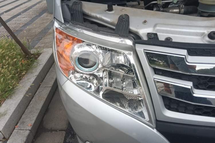 Used Dongfeng Yufeng 2021 2.0T Power King Front-Drive Logistics Vehicle Long Wheelbase Mid-Roof Design 6–9 Seats China VI Emission Standard ZD20 Right Front Headlight
