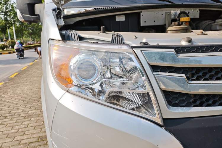 Used Dongfeng Yufeng 2021 2.0T Power King Front-Drive Logistics Vehicle Long Wheelbase High Roof 6-9 Seats China VI ZD20 Right Front Headlight