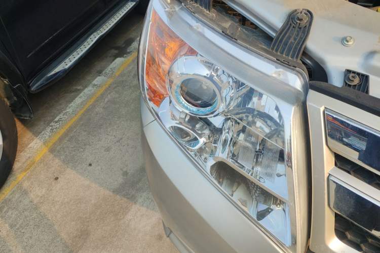 Used Dongfeng Yufeng 2021 2.0T Rear-Drive Logistics Vehicle Short Wheelbase Mid-Roof 5-9 Seaters China VI Standard D20 Right Front Headlight
