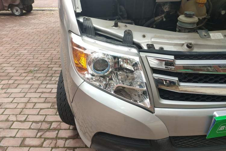 Used Dongfeng Yufeng 2021 2.3T V9 Logistics Vehicle Short Wheelbase Low Roof 5-9 Seater China V Emission Standard WP2.3 Right Front Headlight