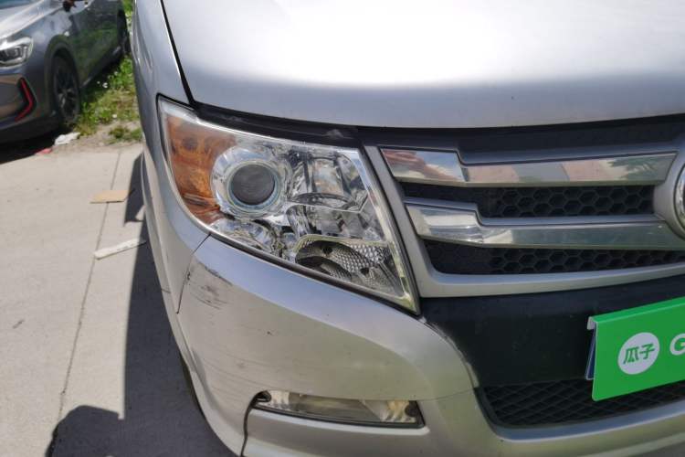 Used Dongfeng Yufeng 2021 2.3T V9 Logistics Vehicle Long Wheelbase Mid-Roof Design 6-9 Seats China V Emission Standard WP2.3 Right Front Headlight