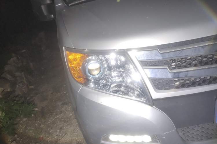 Used Dongfeng Yufeng 2021 2.3T Power King Front-Drive Van Long Wheelbase Mid-Roof 3-Seater China VI Standard M9T Right Front Headlight