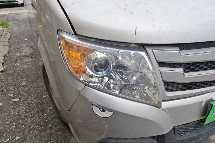 Used Dongfeng Yufeng 2021 2.3T V9 Logistics Vehicle Short Wheelbase Mid-Roof Design 5-9 Seater China V Emission Standard WP2.3 Right Front Headlight